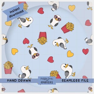 Könnte beinhalten: Nahtloses Muster mit Cartoon-Möwen, Pommes Frites und Herzen auf hellblauem Hintergrund. Die Möwen sind in verschiedenen Posen, einige tragen Sonnenbrillen. Die Wörter "sofortiger Download", "handgezeichnet", "messy bun markers" und "nahtlose Datei" sind ebenfalls vorhanden.