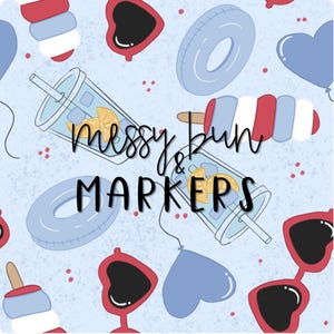 Peut inclure: Un fond bleu clair avec un motif d'illustrations estivales. Le motif comprend des lunettes de soleil en forme de cœur, des gobelets avec des tranches de citron, des glaces et des bouées gonflables. Le texte "messy & bun MARKERS" est écrit en noir.