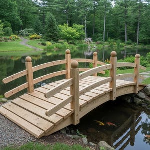 Pode incluir: Uma ponte de madeira com um design curvo atravessa um lago. A ponte tem uma cor castanha clara e apresenta um guarda-corpo com postes arredondados e suportes horizontais. A área circundante inclui vegetação exuberante e um caminho.