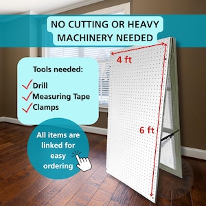 Puede incluir: Un tablero perforado en forma de A, de 122 cm de ancho y 183 cm de alto, con una superficie blanca y numerosos agujeros. El texto de la imagen dice "No se necesita cortar ni maquinaria pesada". Herramientas necesarias: taladro, cinta métrica y abrazaderas.