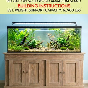 Puede incluir: Un mueble para acuario de madera maciza de 180 galones, con un acabado de madera clara y cuatro puertas de armario. El acuario está lleno de plantas acuáticas y peces. El texto en la imagen dice: "BUILDING INSTRUCTIONS" y "CAPACIDAD DE SOPORTE DE PESO ESTIMADA: 7665 kg".