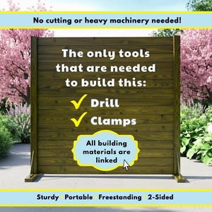 Op de afbeelding: Een houten hek met de tekst "De enige gereedschappen die nodig zijn om dit te bouwen: Boor, Klemmen." Het hek is stevig, draagbaar, vrijstaand en tweezijdig. De tekst "Alle bouwmaterialen zijn gekoppeld" is ook aanwezig.