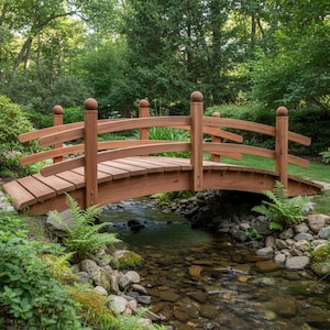Könnte beinhalten: Eine Holzbrücke überspannt einen Bach in einem Garten. Die Brücke hat ein gewölbtes Deck und ein Geländer mit dekorativen Pfosten. Die Szene ist von grünem Laub und Bäumen umgeben und schafft eine ruhige Umgebung im Freien.
