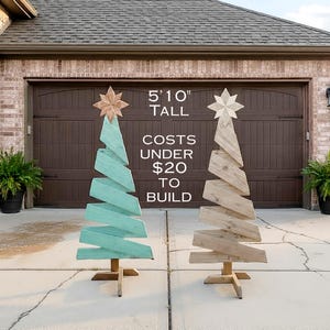 Può includere: Due alberi di Natale in legno, uno dipinto di turchese e l'altro in legno naturale, ciascuno con una stella in cima. Gli alberi sono alti 178 cm e poggiano su basi di legno. Il testo recita "Costa meno di $20 da costruire."