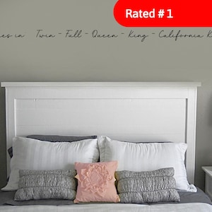 Peut inclure: Une tête de lit en bois blanc avec un lit comprenant des oreillers blancs, un oreiller décoratif rose et deux oreillers texturés gris. Le texte "Rated #1" est dans une bannière rouge. Le texte "Comes in Twin - Full - Queen - King - California King" est également visible.