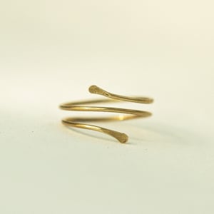 anel de latão espiral fino