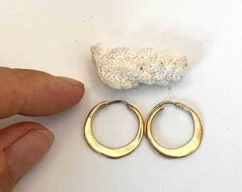 pequeños pendientes de aro de oro