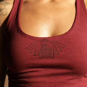 Puede incluir: Un top de tirantes color granate con un dise&ntilde;o de mandala negro en la parte delantera.