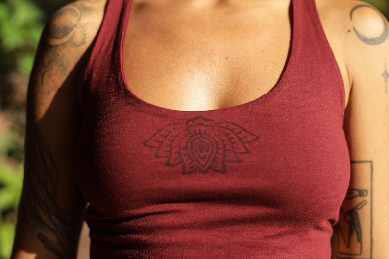 Puede incluir: Un top de tirantes color granate con un dise&ntilde;o de mandala negro en la parte delantera.