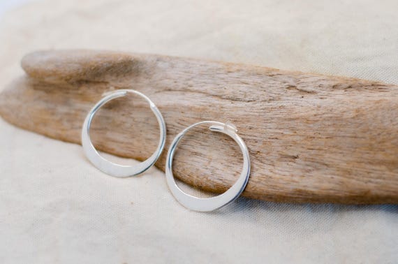 Anello in oro e argento con zirconi a forma di fiore in vendita su Anello in oro e argento con zirconi a forma di fiore in vendita su