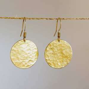 round earrings golden, brass earrings, boho earrings imagem 4