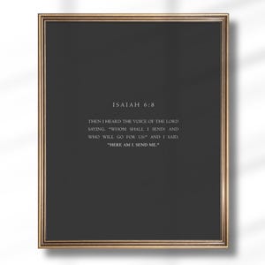 Könnte beinhalten: Ein gerahmter Druck mit einem dunkelgrauen Hintergrund und einem goldfarbenen Rahmen. Der Text "ISAIAH 6:8" steht oben, gefolgt von einem Zitat aus der Bibel. Das Zitat lautet: "Dann hörte ich die Stimme des Herrn, der sprach: 'Wen soll ich senden, und wer will für uns hingehen?' Und ich sprach: 'Hier bin ich, sende mich!'"