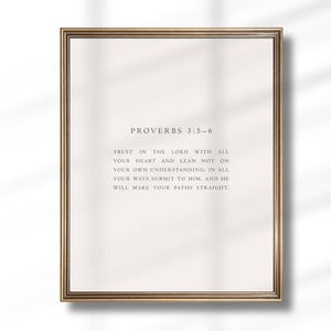 Könnte beinhalten: Ein gerahmter Druck mit einem goldfarbenen Rahmen. Der Druck zeigt oben den Text "PROVERBS 3:5-6", gefolgt von einer Passage über das Vertrauen in den Herrn. Der Hintergrund ist hell und neutral.