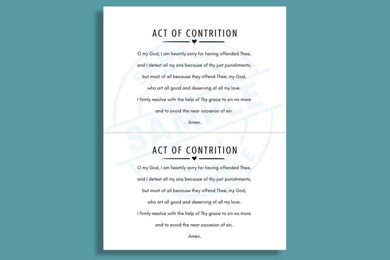 以下が含まれることがあります： 「ACT OF CONTRITION」のテキストと祈りが印刷された2枚の白いカード。カードはティール色の背景にあります。テキストは黒で、テキストの上にハートのシンボルがあります。