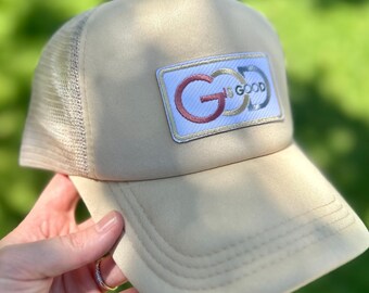 Beige Truckerkeps – ”Gud är god” Broderad lapp Faith-keps