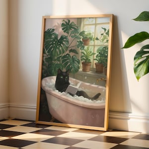 Puede incluir: Una impresión artística enmarcada representa a un gato negro relajándose en un baño de burbujas mientras lee un libro. La obra presenta una bañera rosa con patas de garra, exuberantes plantas verdes y una ventana con luz solar. Tema: relajación y decoración del hogar.