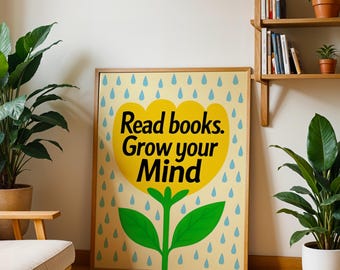 Könnte beinhalten: Ein gerahmtes Poster mit dem Text "Read books. Grow your Mind" in einem gelben Blumenmuster. Das Poster befindet sich in einem Raum mit Pflanzen, einem Stuhl und einem Bücherregal. Der Hintergrund des Posters ist hellgelb mit blauen Regentropfen-Akzenten.