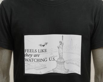 Camiseta Drones Sobrevoando Nova York | Camiseta com Meme "Eles Estão Nos Observando"