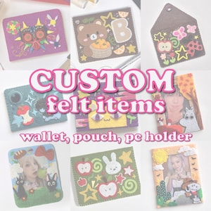 Könnte beinhalten: Eine Sammlung von individuellen Filzartikeln, darunter Geldbörsen, Beutel und PC-Halter. Die Artikel weisen verschiedene Designs auf, wie z. B. Zeichentrickfiguren, Äpfel, Sterne und einen Bären mit einem Korb. Der Text "CUSTOM felt items wallet, pouch, pc holder" wird angezeigt.