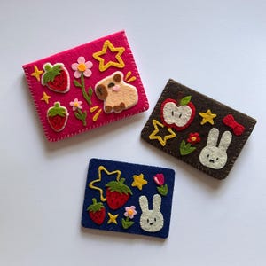 Cartera de fieltro personalizada, tarjetero con foto y llavero (estética Miffy Strawberry, estilo cottagecore del Kpop)