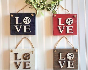 Panneau en bois avec empreinte de patte LOVE, décoration rustique en bois recyclé pour amoureux des chiens, cadeau idéal pour les amoureux des chiens.