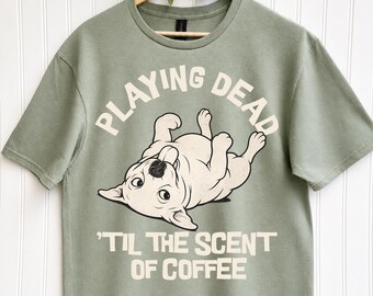 T-shirt « Faire le mort jusqu'à l'odeur du café », T-shirt humoristique pour chiens et café, Cadeau pour les amoureux du café, T-shirt humoristique pour mamans de chiens et caféine