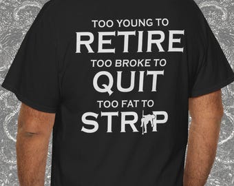 T-shirt met de tekst "Te jong om met pensioen te gaan, te blut om te stoppen", sarcastisch cadeau, onbeleefd T-shirt, grappig cadeau voor hem T1B
