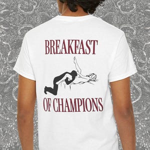 Camiseta con estampado en la espalda "Desayuno de campeones", Regalos navideños inapropiados, Camisetas para romper esquemas, Regalos de broma para parejas, Regalos originales e ingeniosos