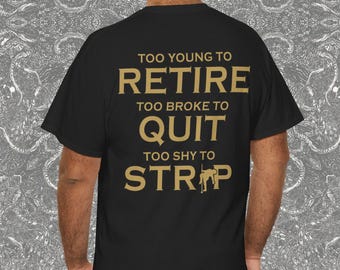 T-shirt met de tekst "Te jong om met pensioen te gaan, te blut om te stoppen" (Back Print), grappig T-shirt voor een pensioenfeest voor mannen, sarcastisch en origineel cadeau T7G