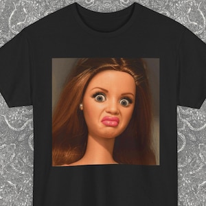 Äcklad dockansikte meme-tröja, sarkastisk förbannad dockansikte-t-shirt, presenter, WTF-look, krypa ohämmad t-shirt, nyhetgåvor till henne