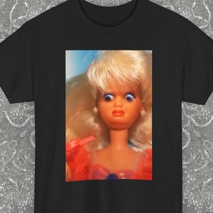 Lustiges Meme-T-Shirt mit Puppengesicht, sarkastisches Puppengesicht-T-Shirt, Gen Z-T-Shirt mit verfluchter Puppe, freches T-Shirt, absurdes T-Shirt, Geschenkidee für sie