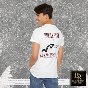 Camiseta com estampa "Café da Manhã dos Campeões" nas costas, Presente ideal para o Natal (inapropriado), Camisetas que arrasam, Presentes engraçados para casais, Presentes divertidos e originais imagem 3