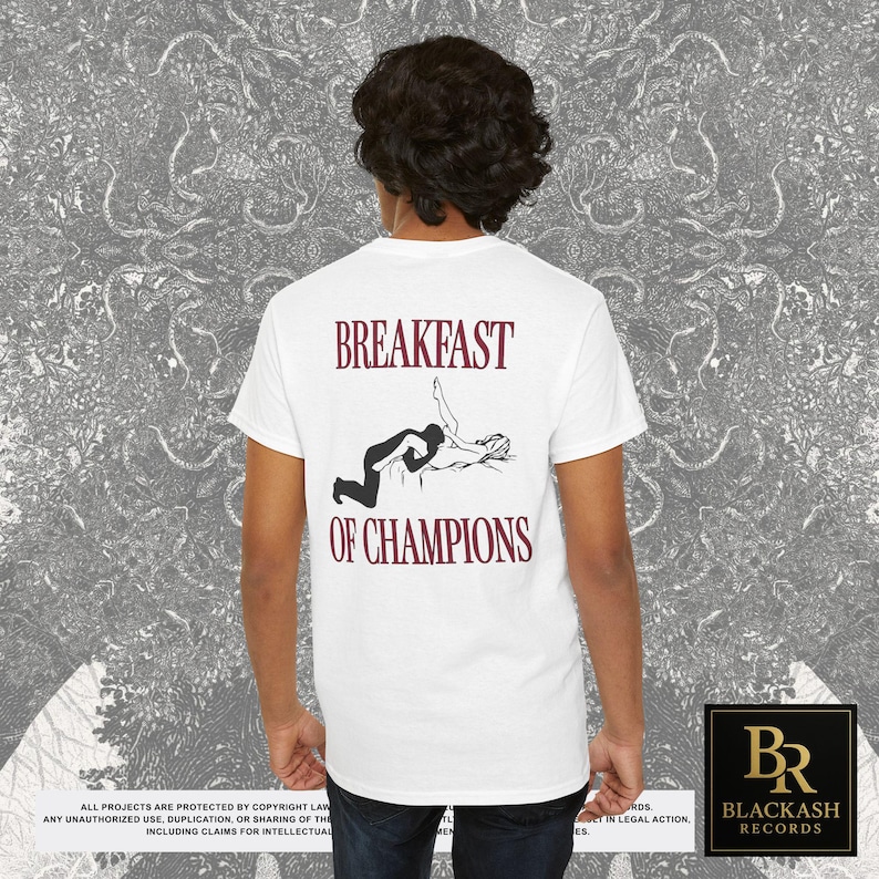 Camiseta com estampa "Café da Manhã dos Campeões" nas costas, Presente ideal para o Natal (inapropriado), Camisetas que arrasam, Presentes engraçados para casais, Presentes divertidos e originais imagem 1