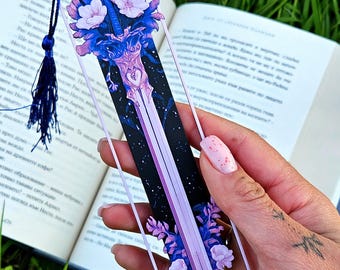 Lesezeichen Fantasy-Schwert – Illustrierte Florale Klinge mit Quaste – Geschenk für Buchliebhaber & Fantasy-Leser