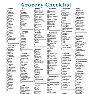Op de afbeelding: Een witte boodschappenlijst met blauwe tekst bovenaan met de tekst Grocery Checklist. Het document bevat meerdere kolommen georganiseerd per categorie zoals Fruit, Vlees, Bakken, Pasta, Rijst, Kruiden, Papierproducten en Schoonmaak, elk met selectievakjes.