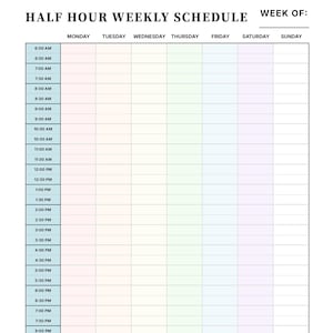 Puede incluir: Una plantilla de horario semanal de media hora con el texto HALF HOUR WEEKLY SCHEDULE y WEEK OF en la parte superior. La cuadrícula presenta columnas de lunes a domingo y filas para cada media hora de 6:00 a 23:30 con colores pastel claros.