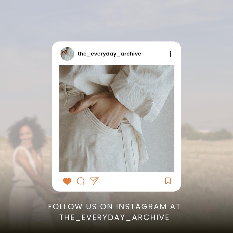 K&ouml;nnte beinhalten: Instagram-Post mit einer Hand in einer cremefarbenen Hosentasche und einem wei&szlig;en Hemds&auml;rmel. Der Beitrag ist in einem wei&szlig;en Quadrat mit dem Handle "the_everyday_archive" und Social-Media-Symbolen gerahmt. Der Text unten lautet "FOLGEN SIE UNS AUF INSTAGRAM AT THE_EVERYDAY_ARCHIVE."