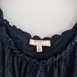 K&ouml;nnte beinhalten: Dunkelblaues Oberteil mit Spitzen-Overlay und R&uuml;schenausschnitt. Das Etikett lautet "Moulinette Soeurs" und "XS". Hergestellt in Indonesien.