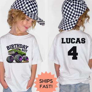 K&ouml;nnte beinhalten: Wei&szlig;es T-Shirt mit einem gr&uuml;nen Monstertruck-Motiv und dem Text "BIRTHDAY BOY". Auf der R&uuml;ckseite des Shirts stehen der Name "LUCAS" und die Zahl "4". Das Kind tr&auml;gt eine schwarz-wei&szlig; karierte Baseballkappe.