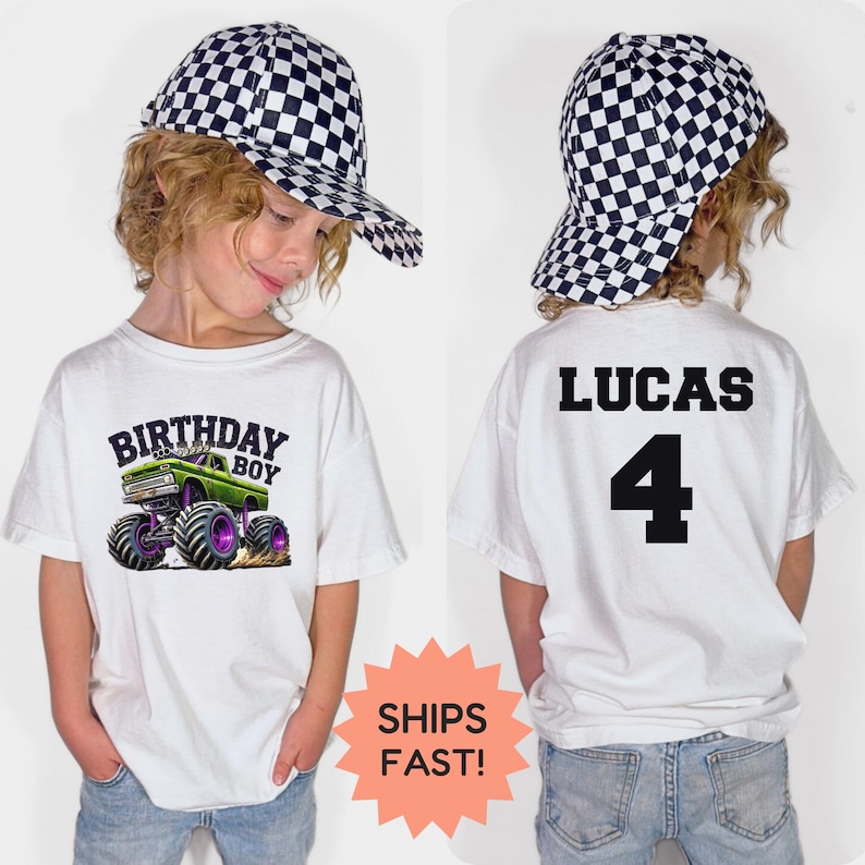 K&ouml;nnte beinhalten: Wei&szlig;es T-Shirt mit einem gr&uuml;nen Monstertruck-Motiv und dem Text "BIRTHDAY BOY". Auf der R&uuml;ckseite des Shirts stehen der Name "LUCAS" und die Zahl "4". Das Kind tr&auml;gt eine schwarz-wei&szlig; karierte Baseballkappe.