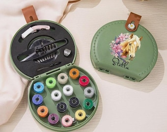 Kit de costura de caballo personalizado con nombre y flor de nacimiento / Caja de costura de viaje personalizada, regalo para amantes de los caballos y aficionados a la costura