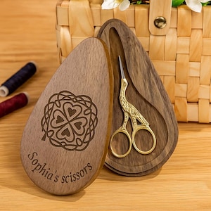 Personalisierte Holzschere mit Gravur nach Wunschname | Vintage Nähschere Geschenk für Näherin | Personalisierte Stickdatei