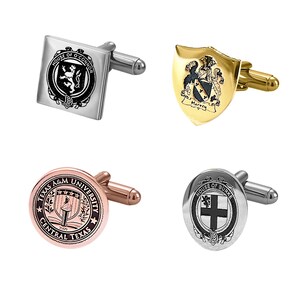 K&ouml;nnte beinhalten: Vier Manschettenkn&ouml;pfe mit verschiedenen Designs. Einer ist quadratisch und silberfarben mit Wappen, ein anderer goldfarben und schildf&ouml;rmig mit Wappen, ein dritter rund und ros&eacute;goldfarben mit Text und der letzte rund und silberfarben mit Kreuz.