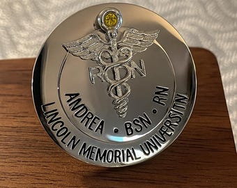 Personalisierte Stillnadel | Benutzerdefinierte RN BSN LPN Abschlussgeschenk | Krankenschwester Pin mit Caduceus & Geburtsstein | Anstecknadel Andenken