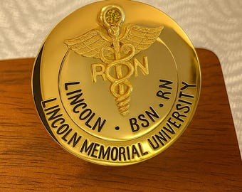 Personalisierte Krankenschwester Pin mit Geburtsstein | RN BSN Krankenpflege Abschluss Geschenk | Individuelles Ansteckschild mit individueller Gravur