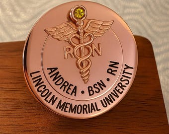 Personalisierte Stillnadel mit Geburtsstein | RN BSN Krankenschwester Abschluss Geschenk | Individuelles Ansteckschild mit individueller Gravur