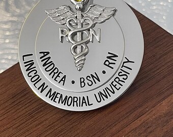 RN BSN Stillnadel | Personalisierte Pinning Ceremony Geschenk | Pflegehelferin Pin mit Geburtsstein und eingraviertem Namen