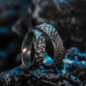 Sol- och måneparringar, matchande löfteringar i sterlingsilver, handgjort texturerat bandset, vigselringar för honom och henne