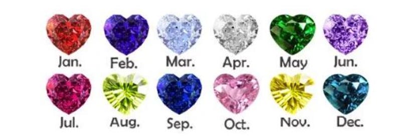 Puede incluir: Una colecci&oacute;n de doce gemas en forma de coraz&oacute;n, cada una representando un mes del a&ntilde;o. Las gemas son de varios colores, incluyendo rojo, azul, verde y morado, con la abreviatura del mes debajo.