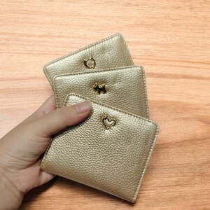 Portafoglio di lusso in pelle di vacchetta color oro – Porta carte corto a due ante per donna con motivo animali (cervo, gatto, cane) e chiusura a bottone a cuore
